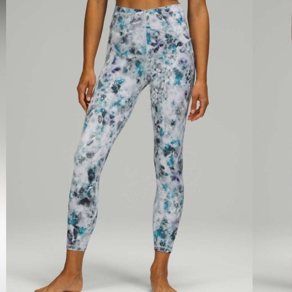 Lululemon Unlimit HR Tight 25”Leggings in size 6